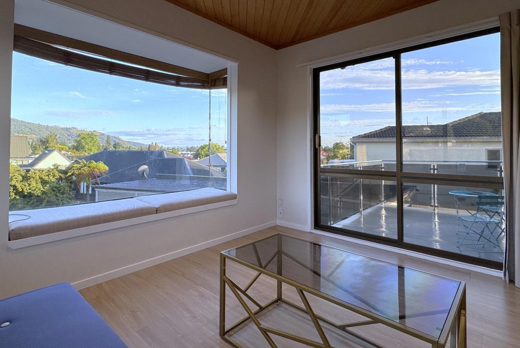 Spacious Retreat With Mountain View ロトルア エクステリア 写真