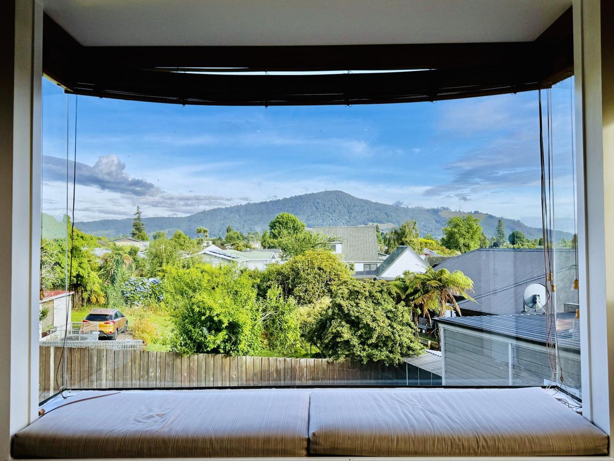 Spacious Retreat With Mountain View ロトルア エクステリア 写真