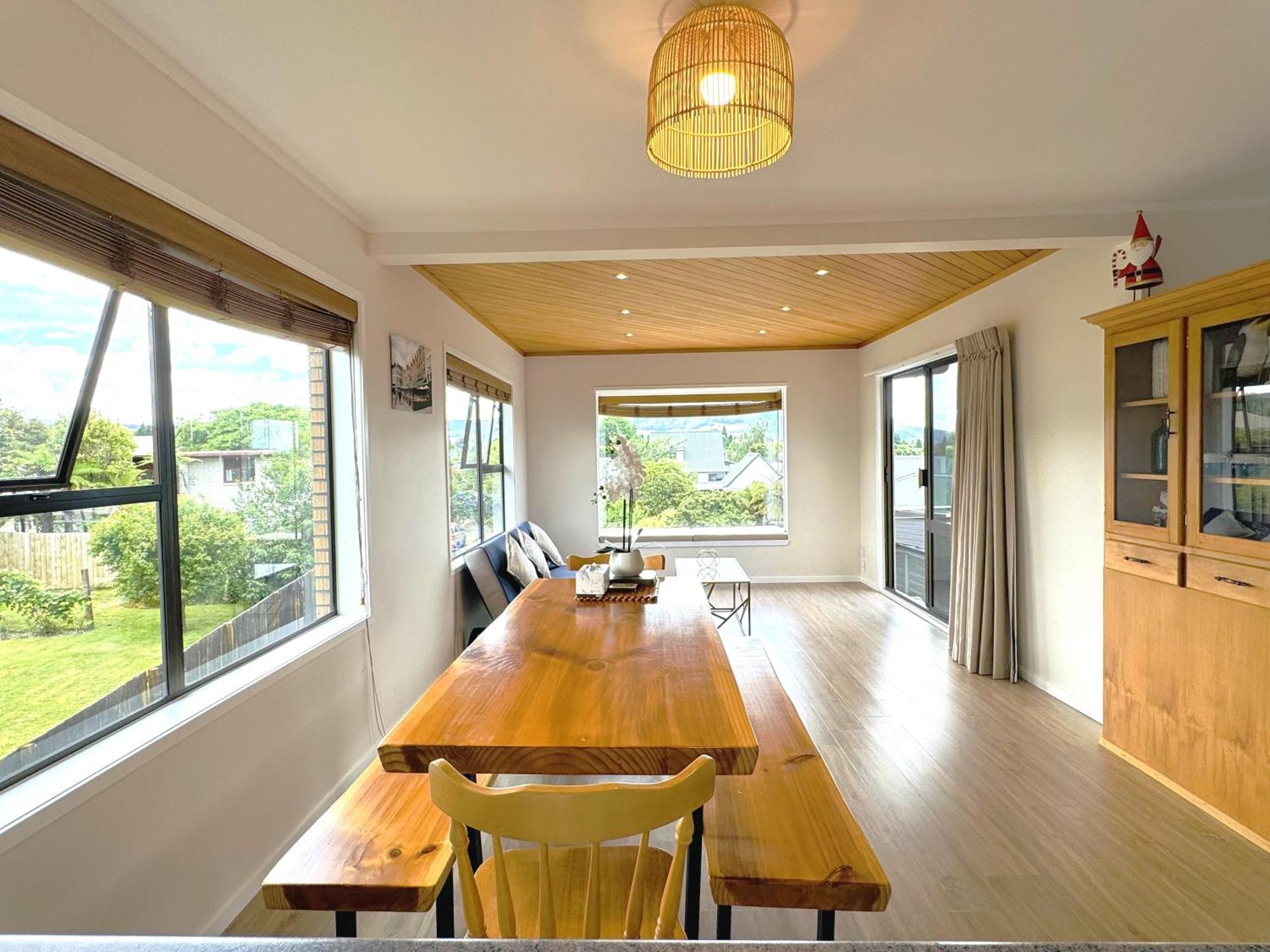 Spacious Retreat With Mountain View ロトルア エクステリア 写真